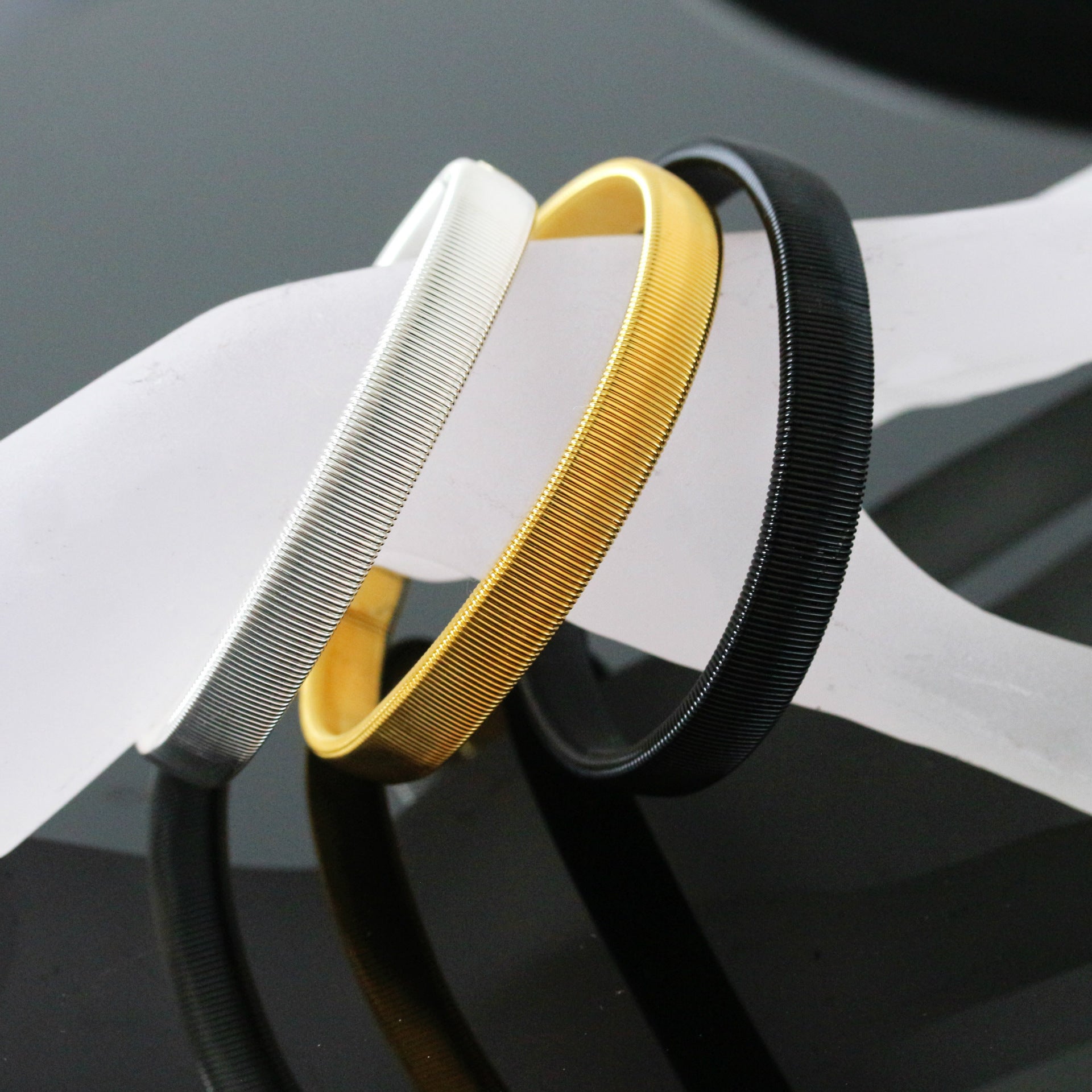 Pulsera de resorte de metal, la pulsera se puede estirar y elástica.