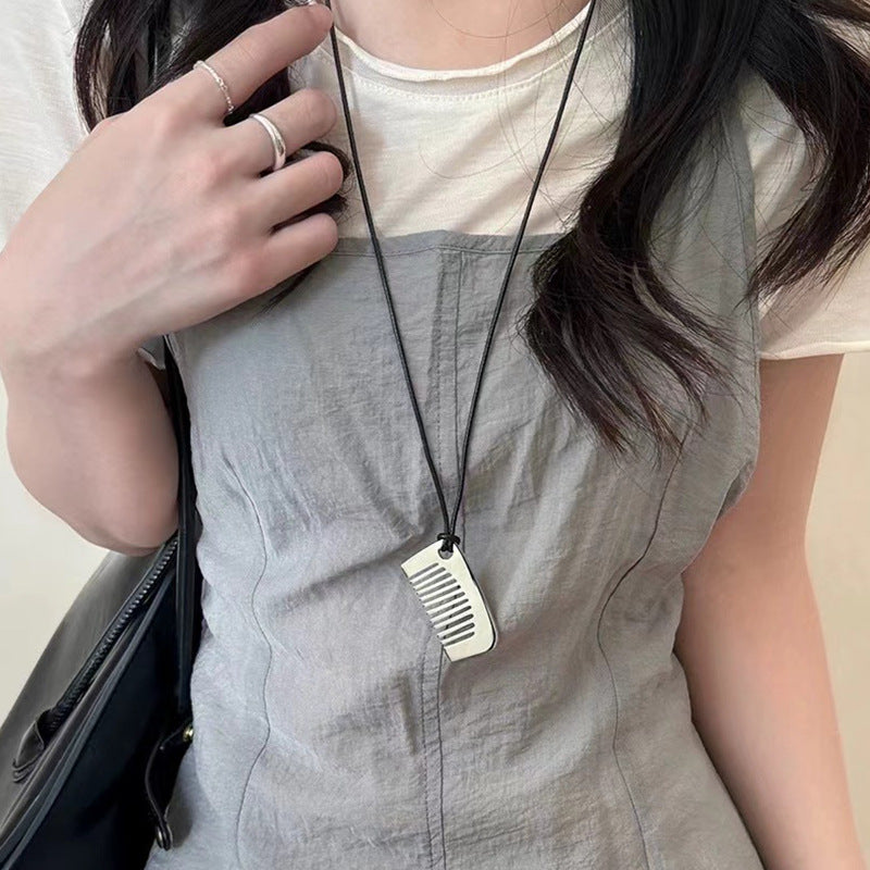 Collar negro de mujer con cadena de suéter larga en forma de U 