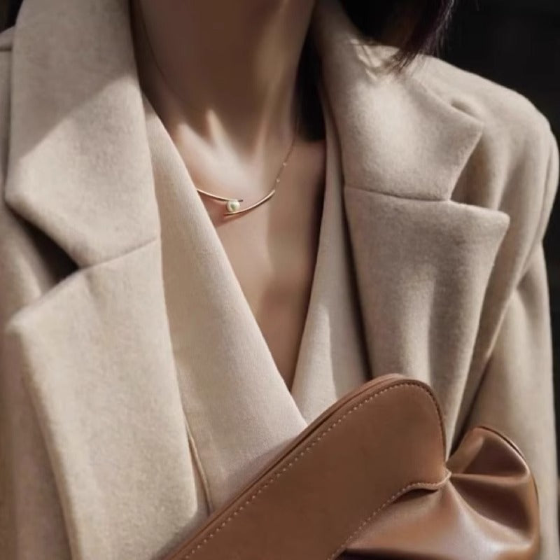 Collar de perlas cruzadas de plata de ley S925 con colgante de una sola palabra, versátil cadena de clavícula premium 