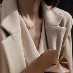 Collar de perlas cruzadas de plata de ley S925 con colgante de una sola palabra, versátil cadena de clavícula premium 
