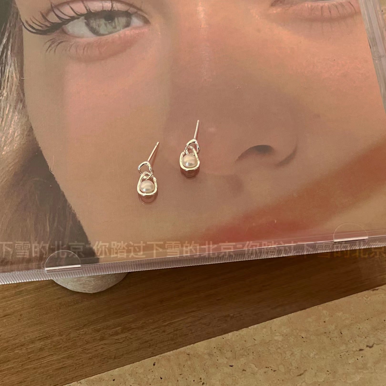 Pendientes de botón con forma de perla natural ovalada irregular con mini incrustaciones (2 pares) 