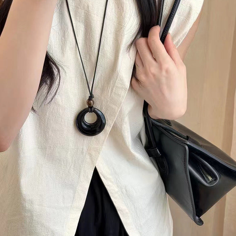 Collar negro de mujer con cadena de suéter larga en forma de U 