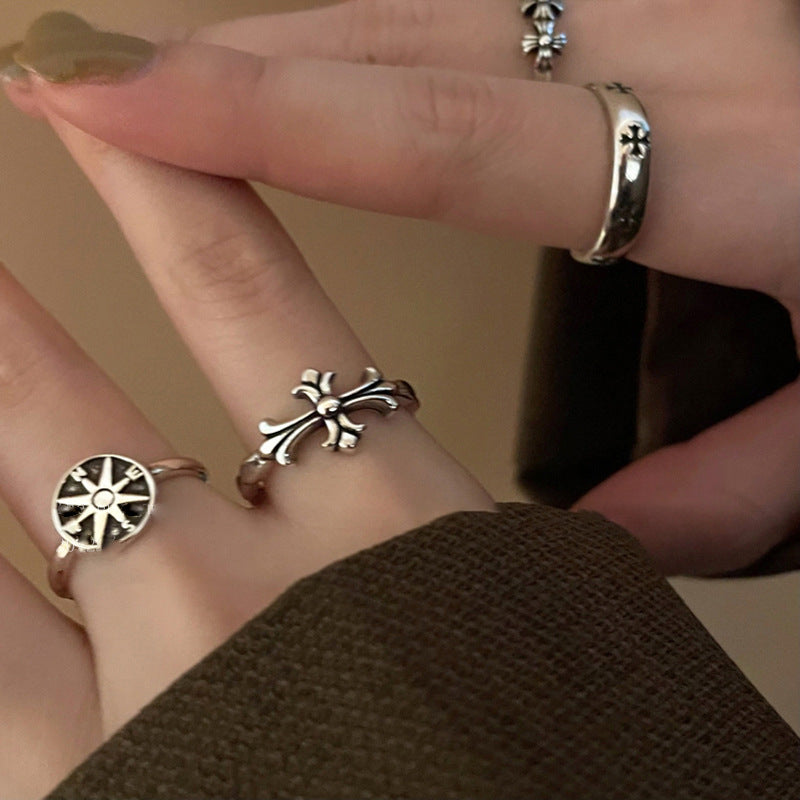 Anillo abierto de cruz oscura para dedo índice femenino 