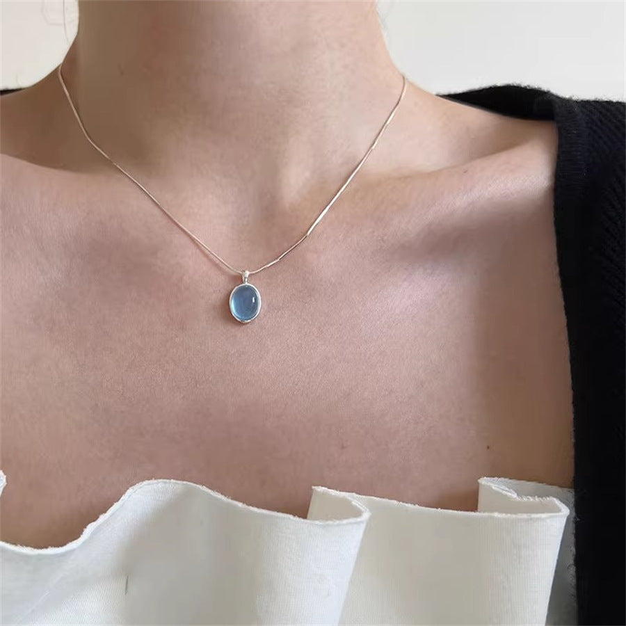 Collar con colgante ovalado de aguamarina natural, cadena de hueso de serpiente en plata de ley 925