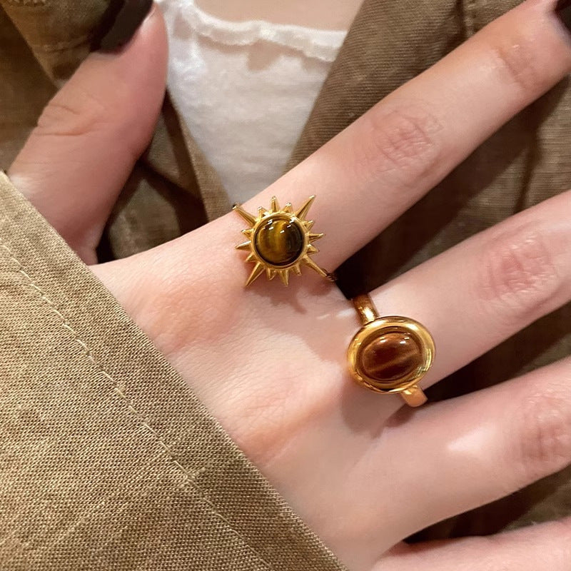 Anillo de mujer con piedra de ojo de tigre y girasol dorado 
