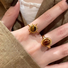 Anillo de mujer con piedra de ojo de tigre y girasol dorado 