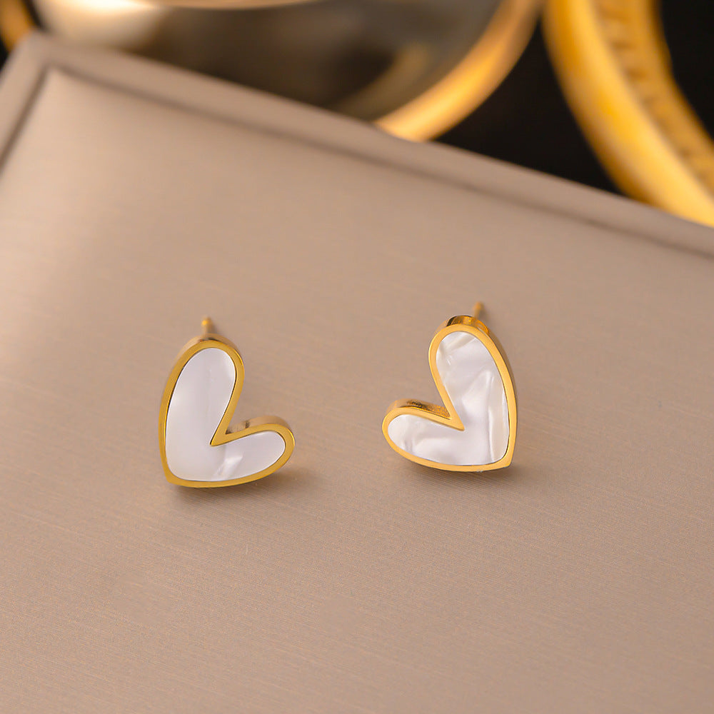 1 par de pendientes de acero de titanio chapados en forma de flor con forma de corazón y letras dulces 