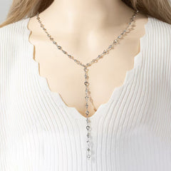 Collar largo con flecos de diamantes, collar con corazón hueco que muestra la decoración del cuello 