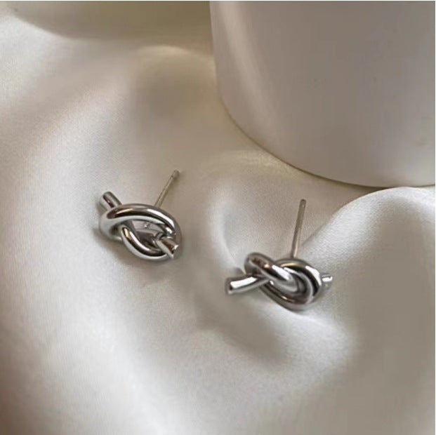 1 par de pendientes de acero de titanio chapados en forma de flor con forma de corazón y letras dulces 