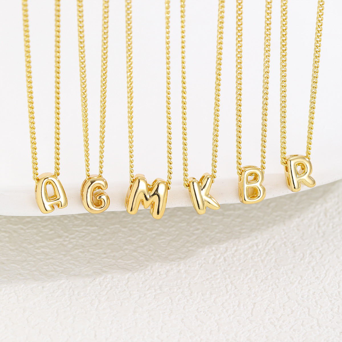Collar con nombre y colgante de clavícula bañado en oro de 18 quilates con letra de burbuja brillante 
