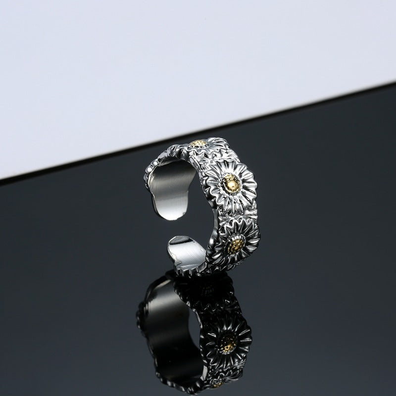 Anillo abierto para hombre con margarita pequeña 