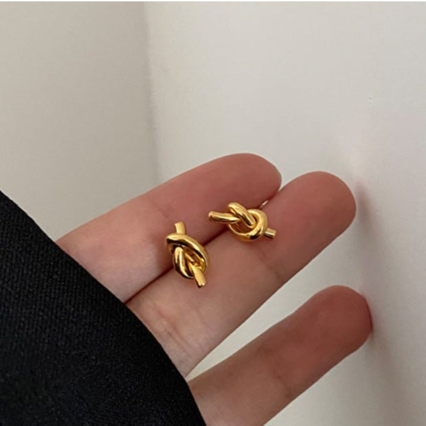 1 par de pendientes de acero de titanio chapados en forma de flor con forma de corazón y letras dulces 