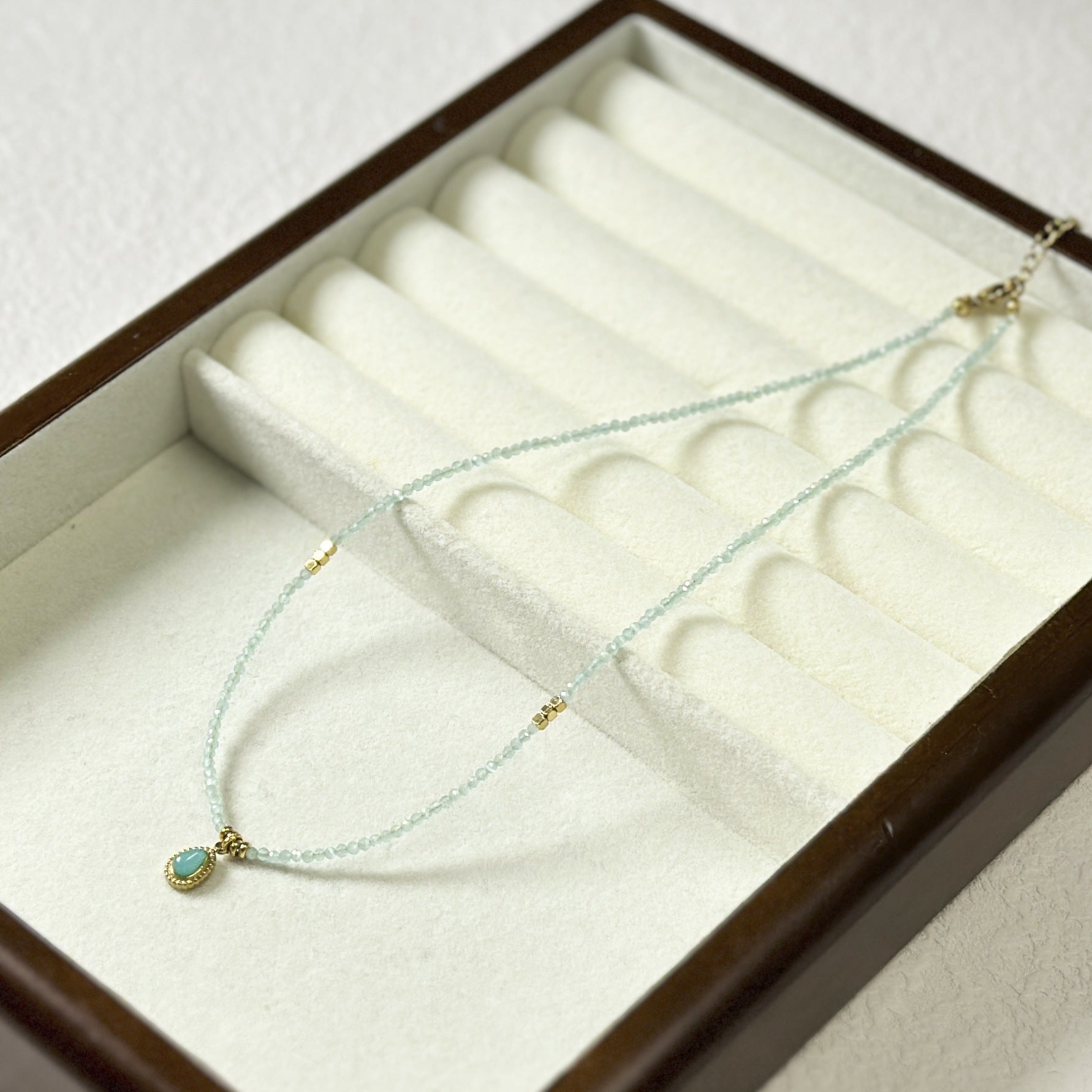 Collar de acero de titanio con cuentas de piedra natural de color morado mixto, cadena de clavícula apilada para mujer 