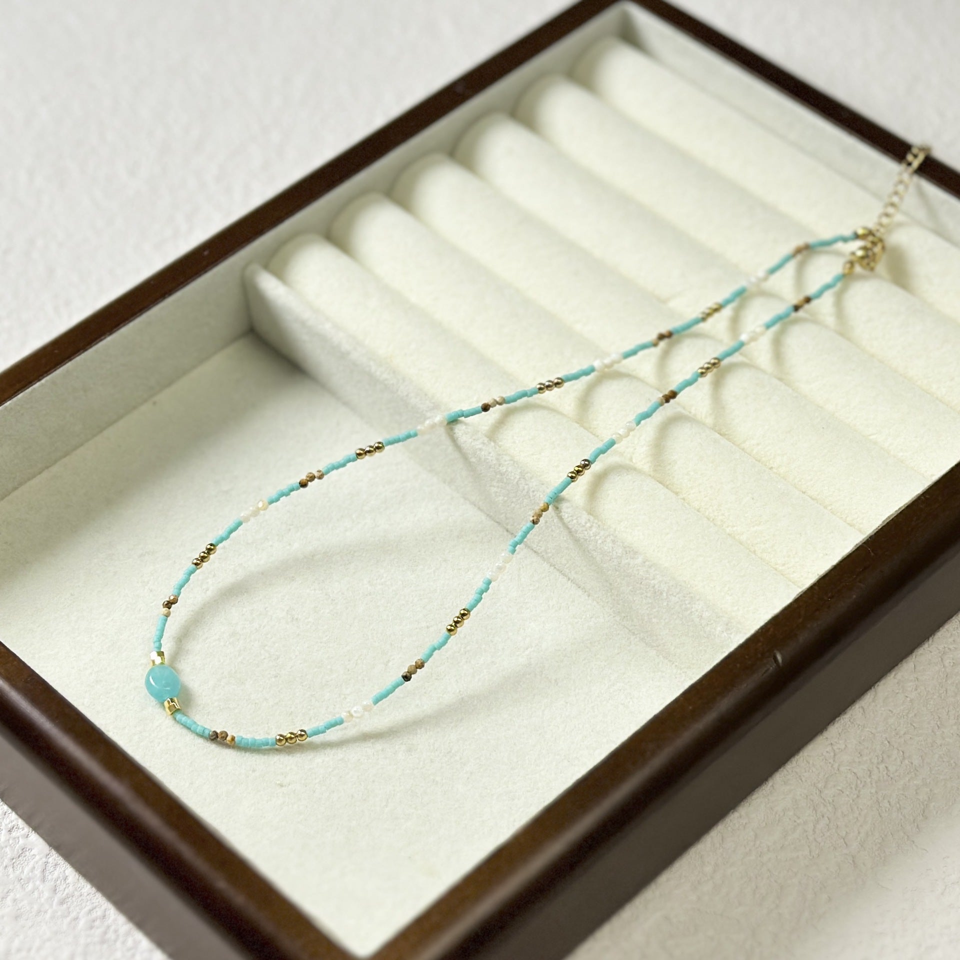 Collar de acero de titanio con cuentas de piedra natural de color morado mixto, cadena de clavícula apilada para mujer 
