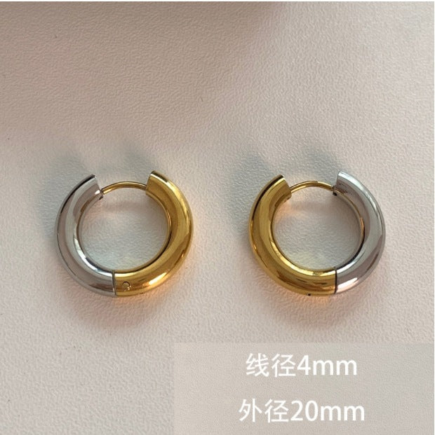 1 par de pendientes de acero de titanio chapados en forma de flor con forma de corazón y letras dulces 