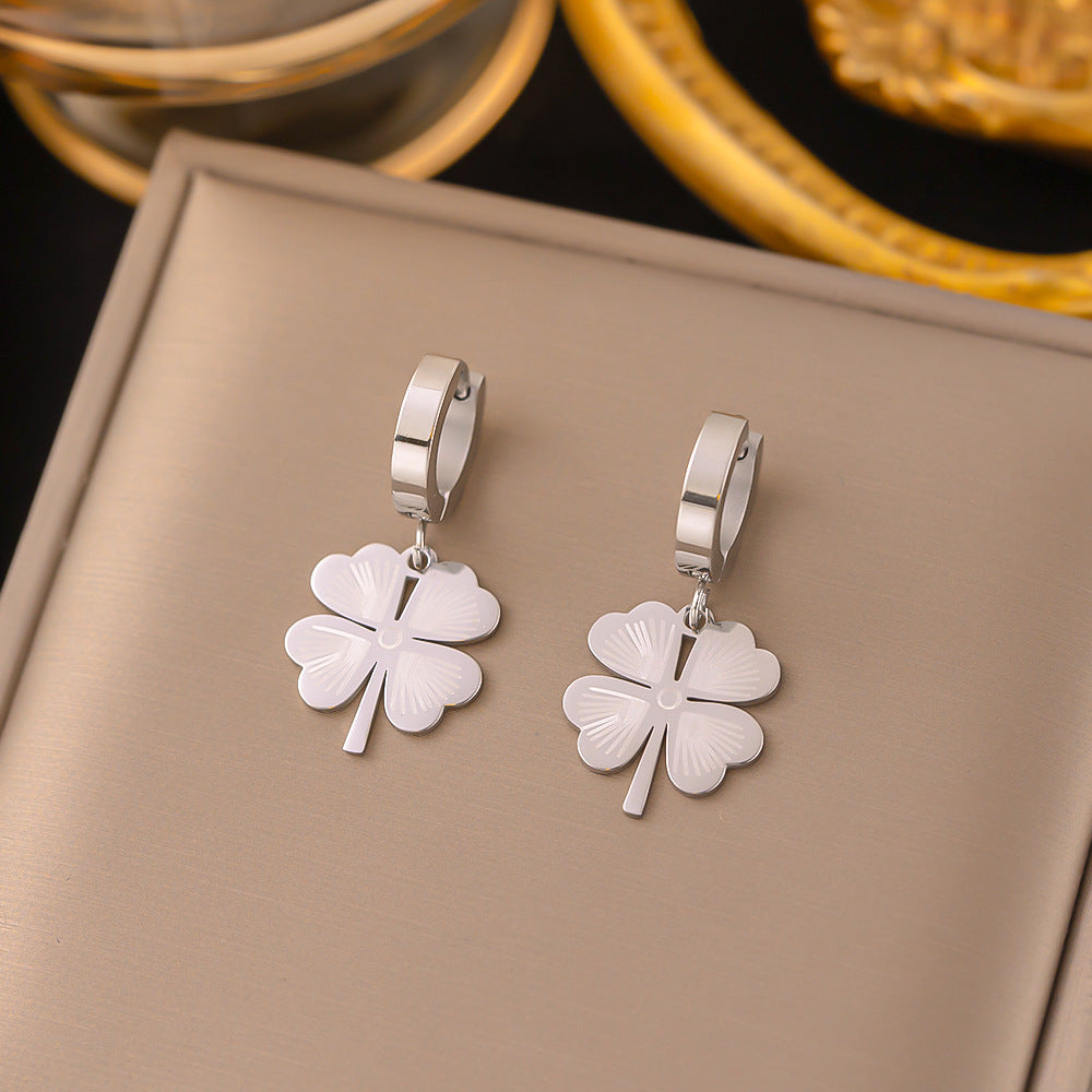 1 par de pendientes de acero de titanio chapados en forma de flor con forma de corazón y letras dulces 
