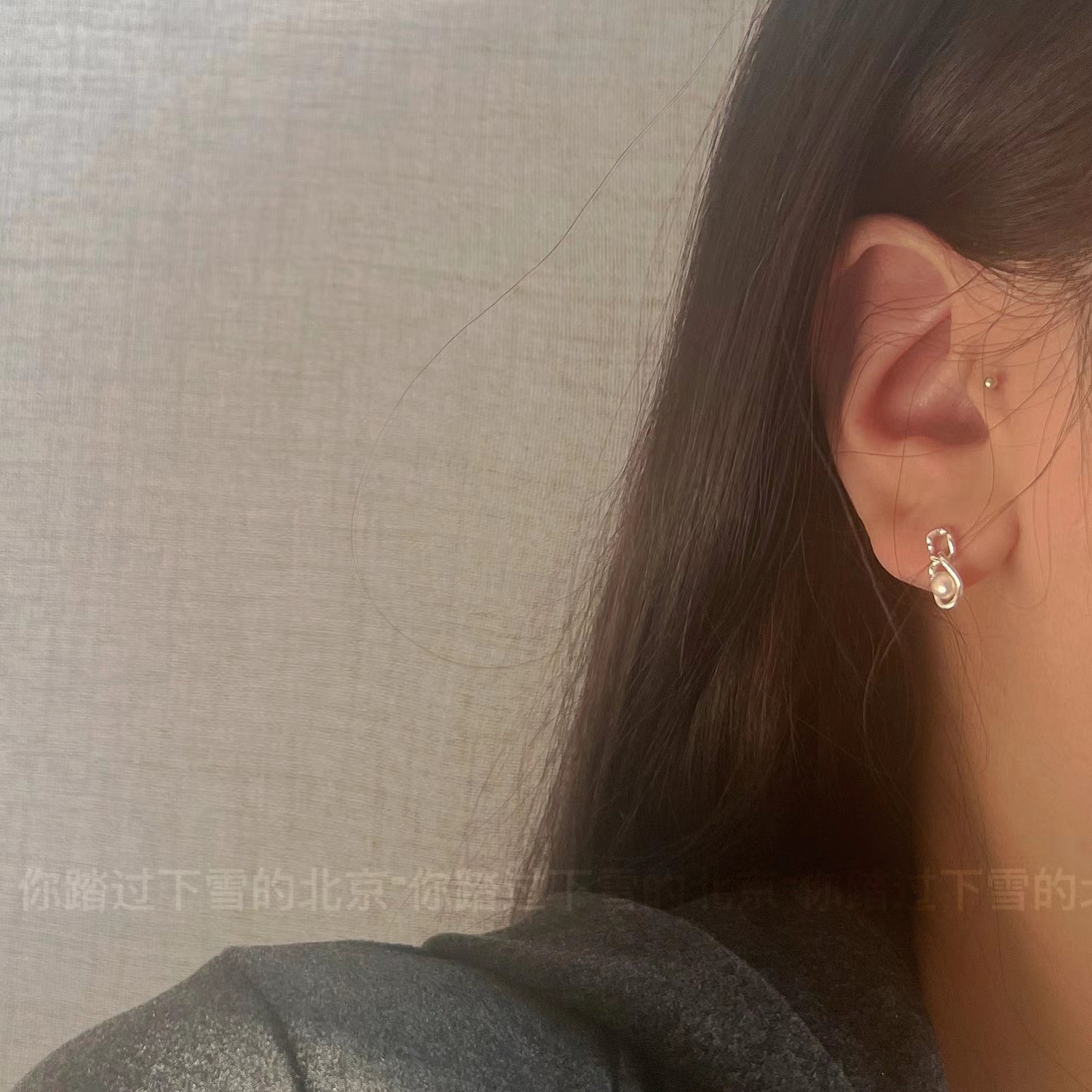 Pendientes de botón con forma de perla natural ovalada irregular con mini incrustaciones (2 pares) 
