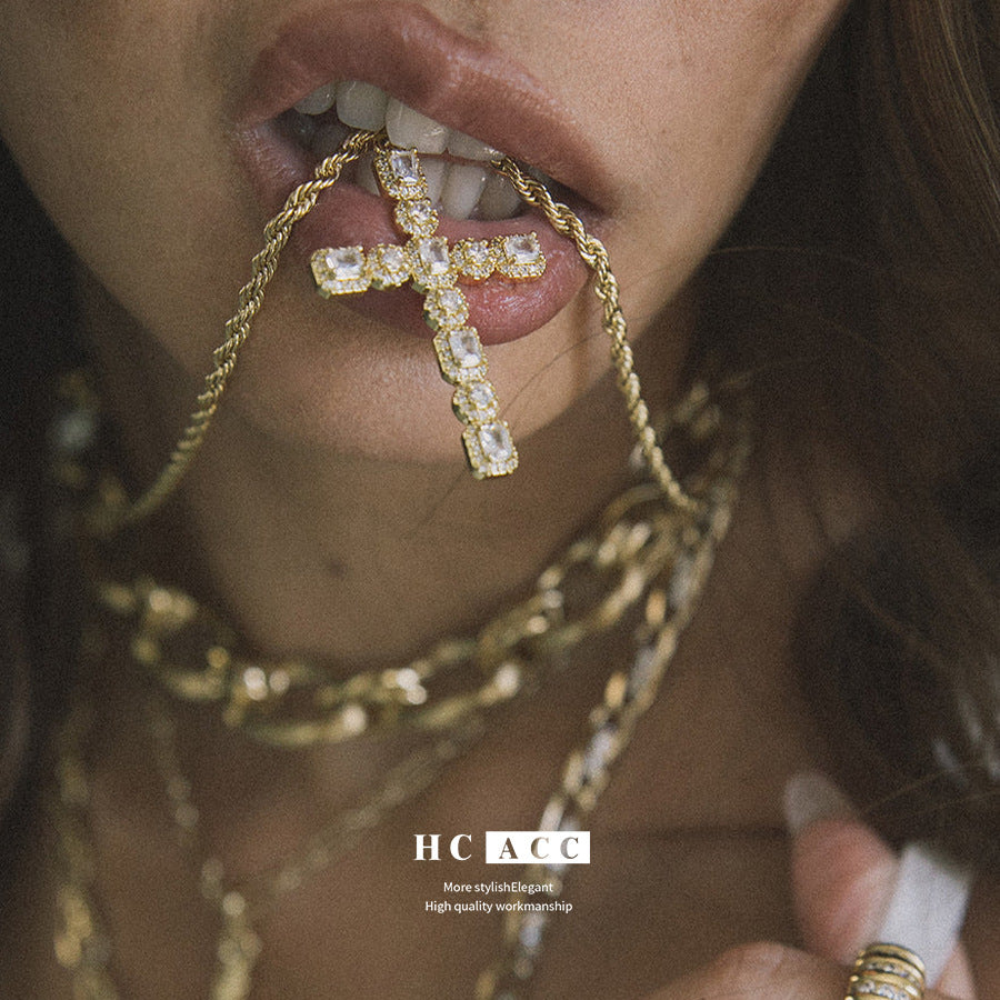 Collar de cruz de diamantes de metal 