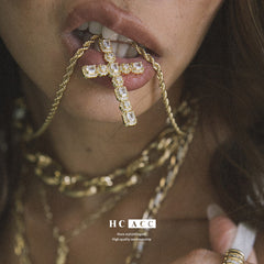 Collar de cruz de diamantes de metal 