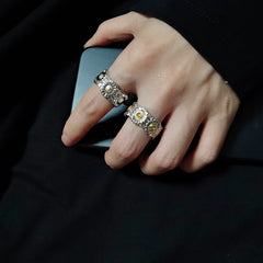 Anillo abierto para hombre con margarita pequeña 