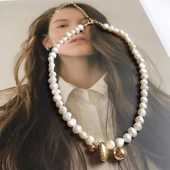 Collar de perlas naturales de agua dulce con colgante de bola de metal vintage con forma de corazón y cadena para clavícula.