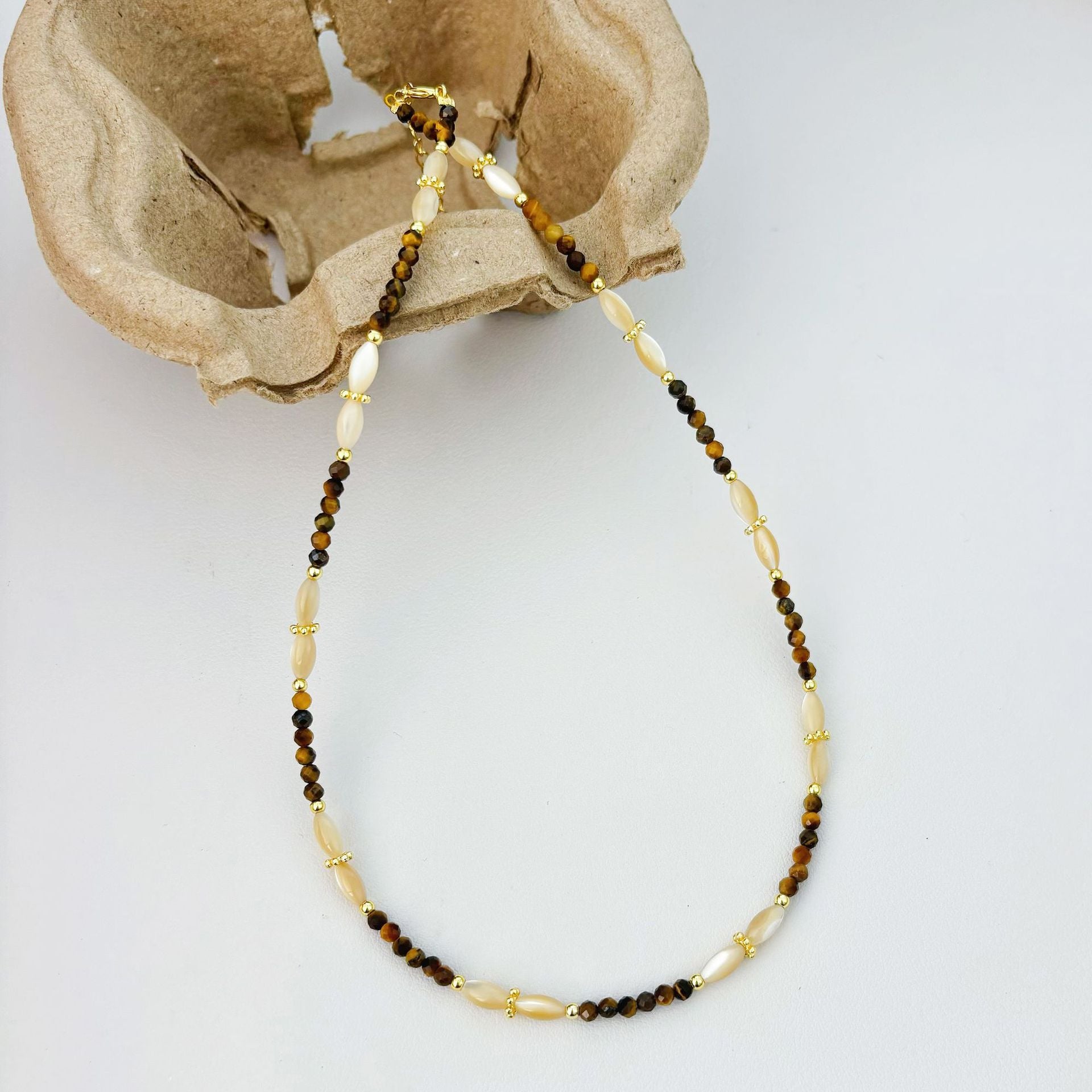 Collar de perlas de mijo con concha blanca y piedra de ojo de tigre natural, cadena para clavícula 