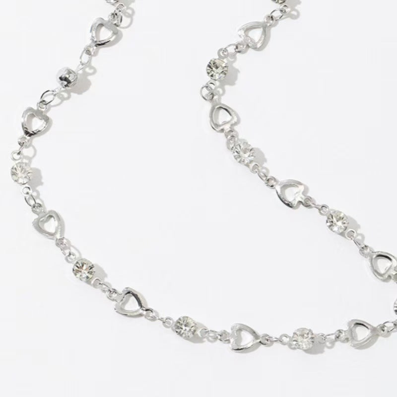 Collar largo con flecos de diamantes, collar con corazón hueco que muestra la decoración del cuello 