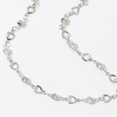Collar largo con flecos de diamantes, collar con corazón hueco que muestra la decoración del cuello 