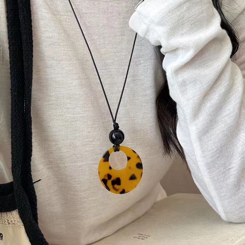 Collar negro de mujer con cadena de suéter larga en forma de U 