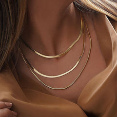 Collar corto de mujer con cadena de hueso de serpiente plana de acero de titanio y cadena de acero inoxidable para el cuello. 
