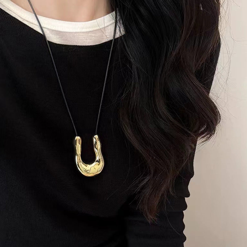 Collar negro de mujer con cadena de suéter larga en forma de U 
