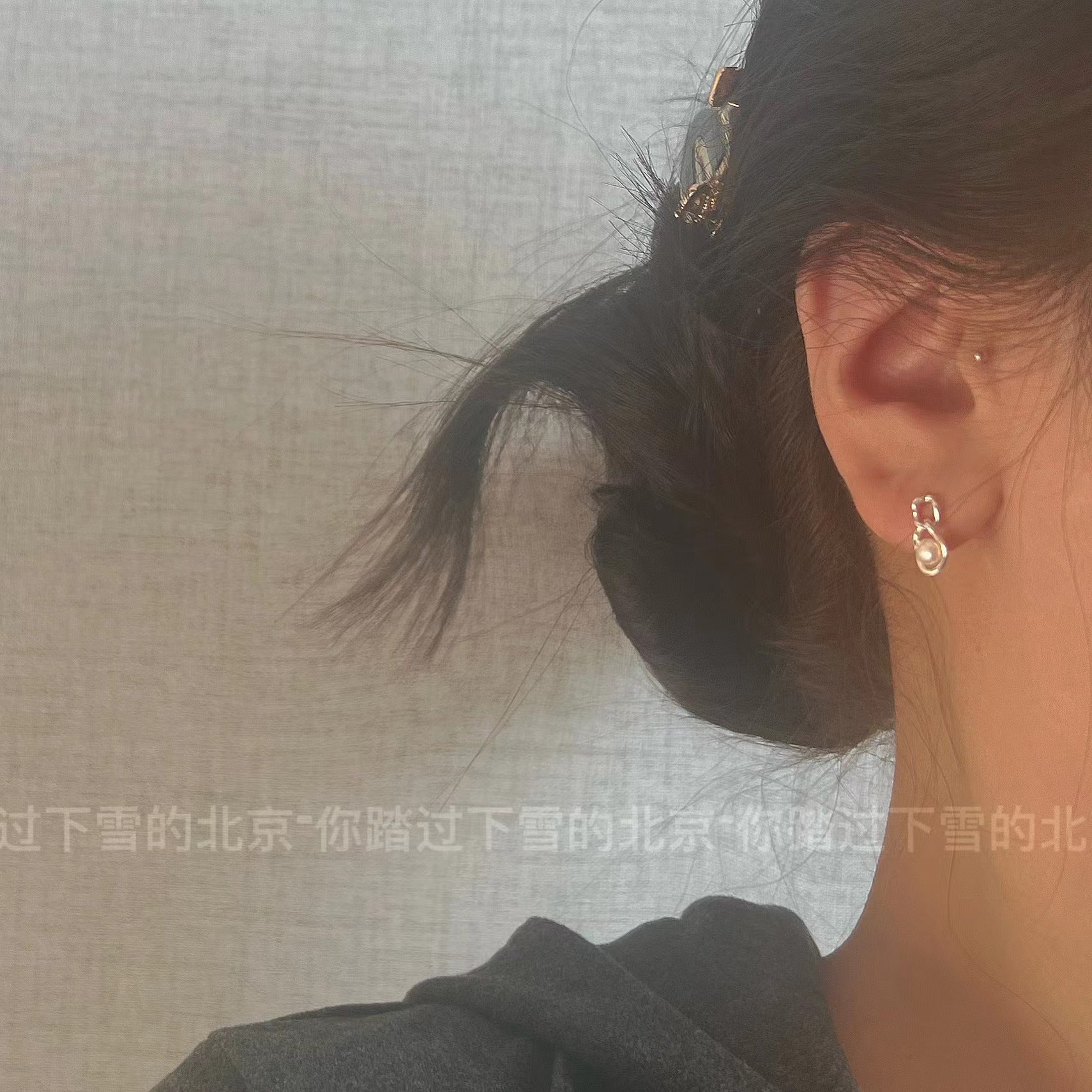 Pendientes de botón con forma de perla natural ovalada irregular con mini incrustaciones (2 pares) 