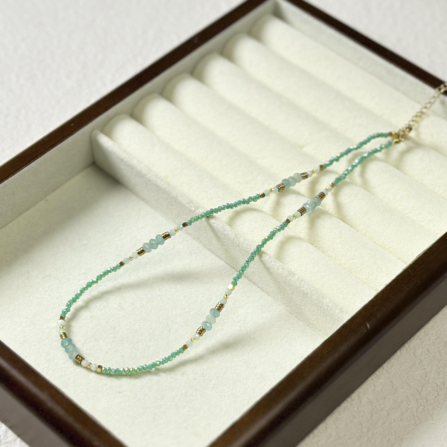 Collar de acero de titanio con cuentas de piedra natural de color morado mixto, cadena de clavícula apilada para mujer 