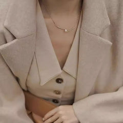 Collar de perlas cruzadas de plata de ley S925 con colgante de una sola palabra, versátil cadena de clavícula premium 