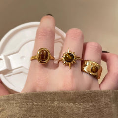Anillo de mujer con piedra de ojo de tigre y girasol dorado 