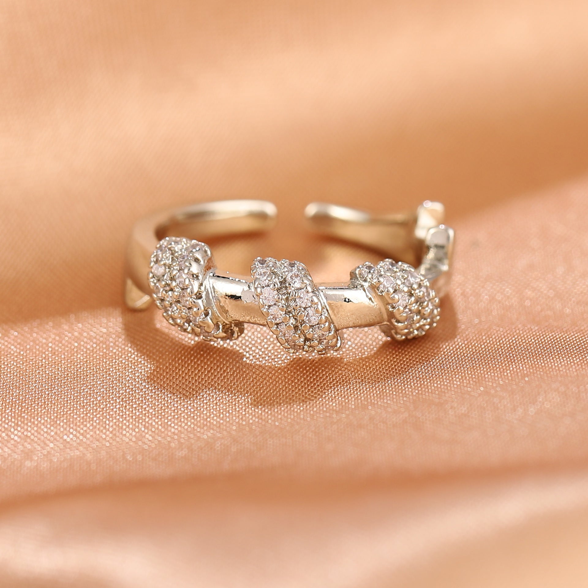 Anillo cruzado ajustable con apertura de nicho y resistente a la decoloración