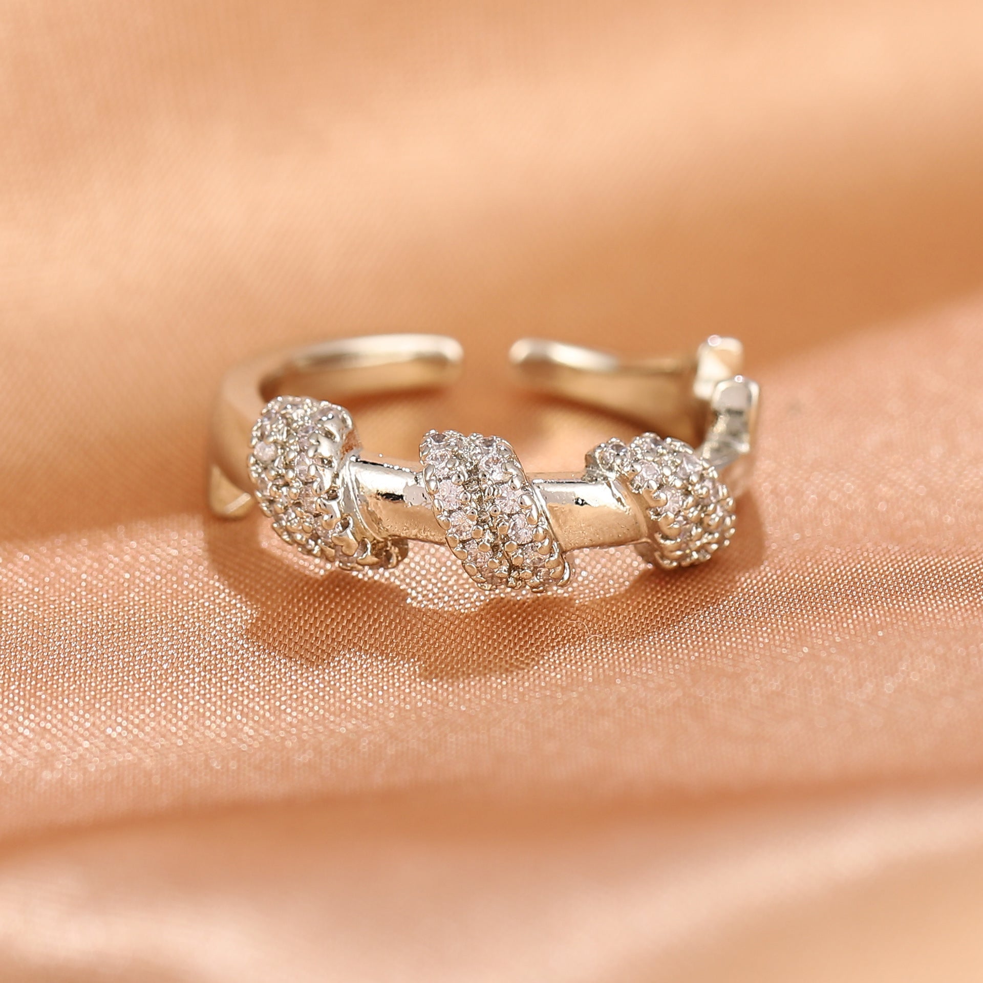 Anillo cruzado ajustable con apertura de nicho y resistente a la decoloración